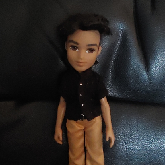 Bratz Flashback Fever Dylan Doll - Picture 3 of 6